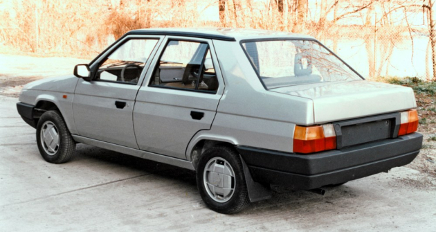Sedan Š 782 měl záď karoserie proti hatchbacku 781 Favorit delší o 330 mm a celkem měřil do délky 4160 mm