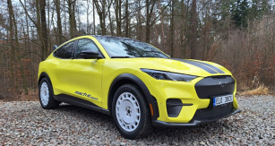 Specifické prvky jsou jasně patrné. Odstín žlutá Grabber je pro model Rally speciální