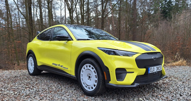Specifické prvky jsou jasně patrné. Odstín žlutá Grabber je pro model Rally speciální