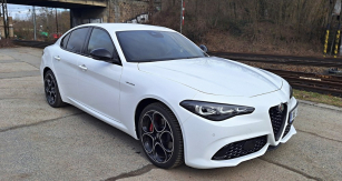 Giulia je decentní a osobitá. Registrační značka spočívá na straně, takže typický erb Alfa Romeo uprostřed sahá až takřka k vozovce