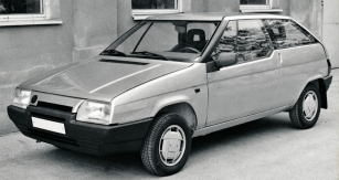 Jediný prototyp třídveřového kupé Š 783 dokončili v Kvasinách v dubnu 1987