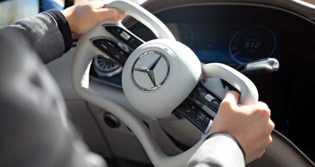 Protože se volant otáčí jen v rozsahu 170 stupňů, nemusí mít kulatý tvar. Podoba řidítek přispívá k pocitu větší prostornosti a ladí s postupným rozšiřováním funkcí autonomního řízení
