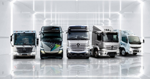 Daimler Trucks 2025. Zleva Econic, eActros, Actros, Arocs a Fuso Canter