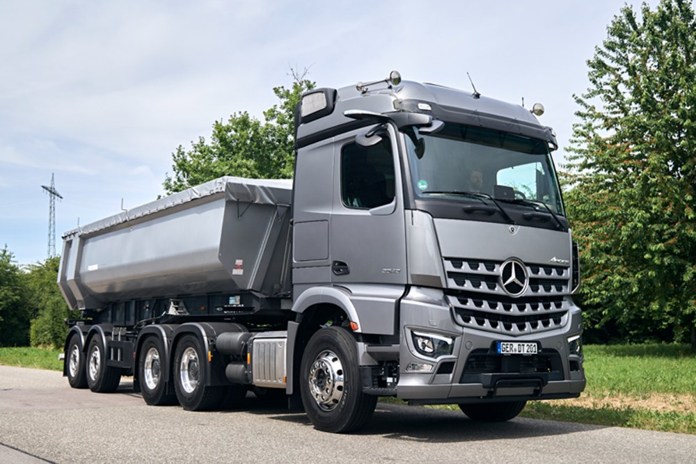 Mercedes-Benz Arocs 6x4 s návěsem pro těžké provozní podmínky Mercedes-Benz Arocs 6x4 s návěsem pro těžké provozní podmínky