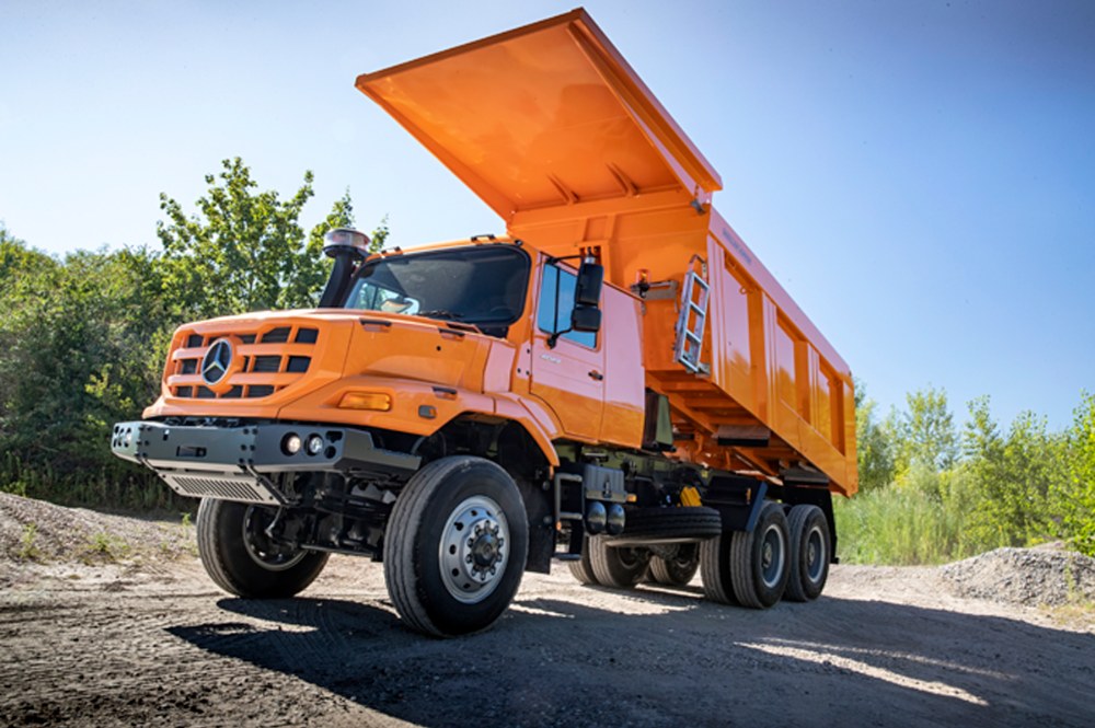 Vojenský Mercedes-Benz Zetros 6x6 v civilní verzi jako jednostranný sklápěč Vojenský Mercedes-Benz Zetros 6x6 v civilní verzi jako jednostranný sklápěč