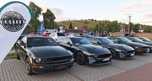 Klub Mustang Bullitt CZ si letos v Mutěnicích na dedikovaném místě udělal svůj jarní sraz. Jeho předsedovi Jardovi Špačkovi se pod nově zhotovenou klubovou vlajku nakonec podařilo sezvat 11 vozů, z nichž dva patřily našim kamarádům z Polska 