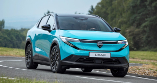 Nissan Leaf přijíždí s důsledně aerodynamickými liniemi a se stylem, který načrtnul před několika lety větší elektromobil Ariya