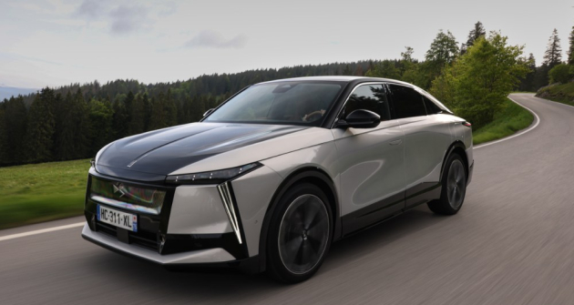 Nový liftback DS No8 vyniká propracovanými, ušlechtilými liniemi, zadní částí karoserie připomínající kupé a na elektromobil celkově nízkou a dynamicky působící stavbou