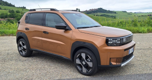 Příď „hybridu“ se od elektrické verze prakticky neliší. Pixelový prosvit tak má stále připomínat okna někdejšího výrobního komplexu Lingotto, ovšem zatímco u elektromobilu jsou vedle pravého světlometu dvířka nabíjecího konektoru, Grande Panda má masku jednodílnou