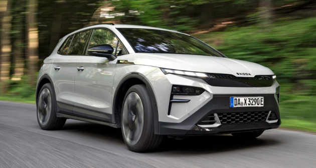 Varianta RS se od verze Sportline odlišuje černými ozdobami pod světlomety a stříbřitými prvky ve spodním nasávacím otvoru. Na bocích jsou umístěné plakety s logem RS