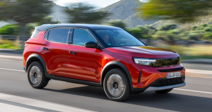 Charakteristická příď s černým pásem propojujícím světlomety maskuje příbuznost s Citroënem C3 Aircross