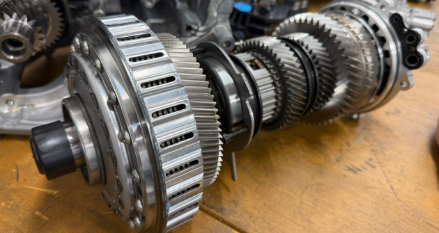 Srdcem systému je šestistupňová dvouspojková převodovka – mechanizmus v pravé části fotografie. Vlevo v popředí je spojka připojující elektromotor, v jejím středu je dvojice spojek samotné převodovky
