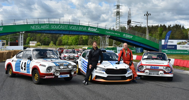 Kouzelníci volantu, mistři automobilových soutěží Jan Kopecký (vlevo) a John Haugland, obklopeni jubilujícími Škodami 130 RS