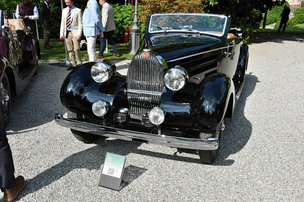 Relativně nenápadné Bugatti Type 57 (1939) oblékl do elegantní otevřené karoserie pařížský Saoutchik Relativně nenápadné Bugatti Type 57 (1939) oblékl do elegantní otevřené karoserie pařížský Saoutchik