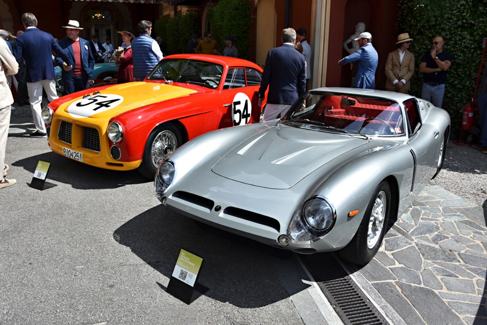 Zástupci ztracených značek: vlevo barevná španělská Berlinetta Pegaso Z-102 B (1952) a Iso Rivolta Grifo A3 Stradale (1964) s karoserií od Drogo Carrozzeria. Samozřejmě jde o dítě Giotta Bizzarriniho Zástupci ztracených značek: vlevo barevná španělská Berlinetta Pegaso Z-102 B (1952) a Iso Rivolta Grifo A3 Stradale (1964) s karoserií od Drogo Carrozzeria. Samozřejmě jde o dítě Giotta Bizzarriniho