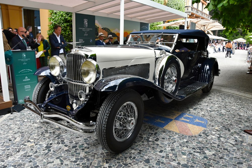 Charakteristická vyboulená dlouhá kapota Duesenbergu SJ, představeného roku 1932 jako nástupce typu J. Přeplňovaný řadový 6,9litrový osmiválec (320 k) uháněl rychlostí až 180 km/h Charakteristická vyboulená dlouhá kapota Duesenbergu SJ, představeného roku 1932 jako nástupce typu J. Přeplňovaný řadový 6,9litrový osmiválec (320 k) uháněl rychlostí až 180 km/h
