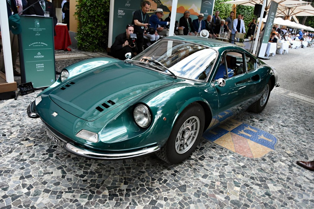 Atletických kupé Dino 206 GT se zrodilo pouze kolem 150, jenom tři v předváděném borovicově zeleném laku. Z nich se patrně dochoval pouze tento kus. Od roku 1969 vystrojovali Dina 246 GT motorem 2,4 litru Atletických kupé Dino 206 GT se zrodilo pouze kolem 150, jenom tři v předváděném borovicově zeleném laku. Z nich se patrně dochoval pouze tento kus. Od roku 1969 vystrojovali Dina 246 GT motorem 2,4 litru