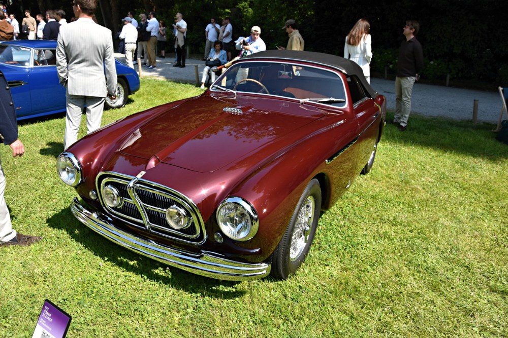 Mladý designér Giovanni Michelotti, který tehdy pracoval v karosárně Vignale, vdechl kabrioletu Ferrari 212 Export (1951) pro americký trh přemíru chromu, barokní masku chladiče a v něm typické mlhové svítilny Mladý designér Giovanni Michelotti, který tehdy pracoval v karosárně Vignale, vdechl kabrioletu Ferrari 212 Export (1951) pro americký trh přemíru chromu, barokní masku chladiče a v něm typické mlhové svítilny