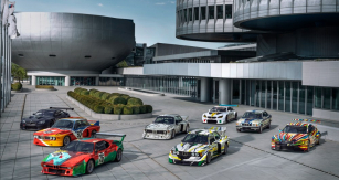 50 výročí: osm z dvacítky vozů BMW Art Cars k této příležitosti pózovalo před neméně slavnou správní budovou BMW v Mnichově