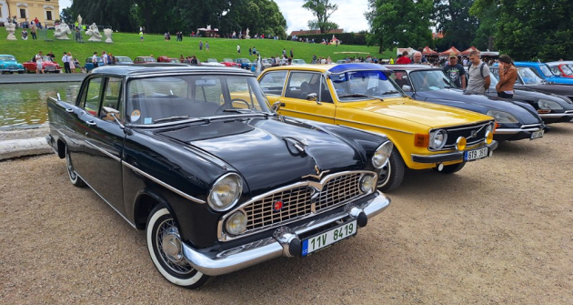 U dolní kašny. Simca Présidence, špičkový model řady Simca Vedette vyrobený v roce 1961. Nic moc dražšího jste si tehdy ve Francii koupit nemohli. Chapron několik těchto sedanů přestavěl na přehlídkové kabriolety pro koloniální guvernéry a prezidenta De Gaulla