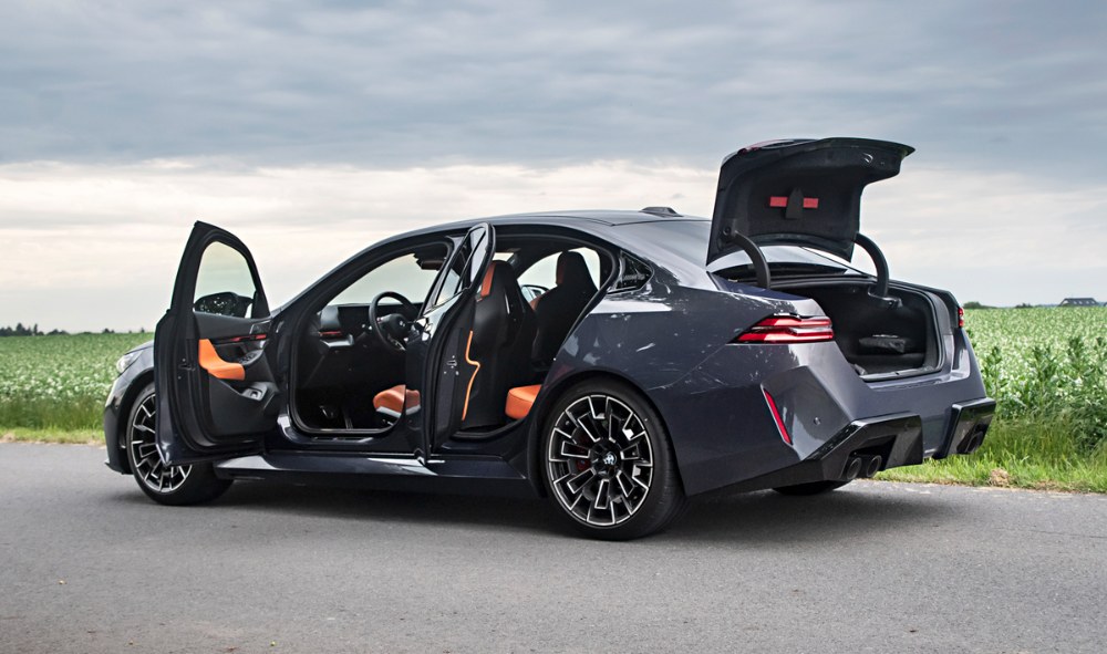 Klasický tříprostorový sedan je pro M5 typický. Ve srovnání s minulou generací byl navzdory celkovému zvětšení vozu zavazadlový prostor zmenšen z původních 530 na 466 litrů. Komu by to ale nestačilo, ten si u této generace může vůbec poprvé koupit také kombi Klasický tříprostorový sedan je pro M5 typický. Ve srovnání s minulou generací byl navzdory celkovému zvětšení vozu zavazadlový prostor zmenšen z původních 530 na 466 litrů. Komu by to ale nestačilo, ten si u této generace může vůbec poprvé koupit také kombi