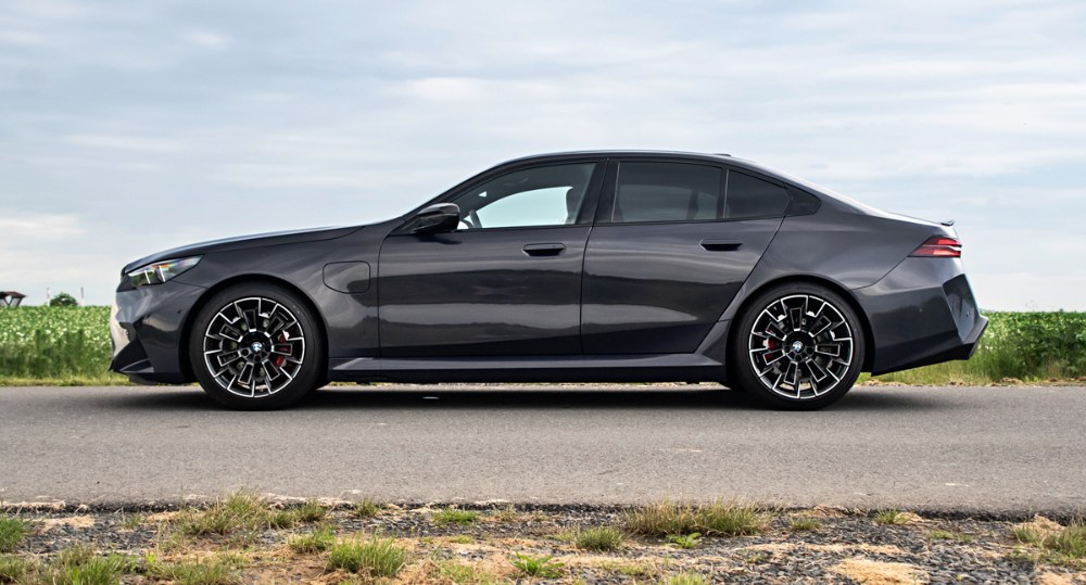 Ještě nikdy nebyl typ M5 tak velký. Rozvor náprav u aktuální generace překonává tři metry, celková délka se dostala přes pět metrů. Proti minulosti klesla světlá výška a současně narostla výška karoserie. Přítomnost plug-in hybridního systému prozrazuje víčko na levém předním blatníku a také registrační značky EL Ještě nikdy nebyl typ M5 tak velký. Rozvor náprav u aktuální generace překonává tři metry, celková délka se dostala přes pět metrů. Proti minulosti klesla světlá výška a současně narostla výška karoserie. Přítomnost plug-in hybridního systému prozrazuje víčko na levém předním blatníku a také registrační značky EL