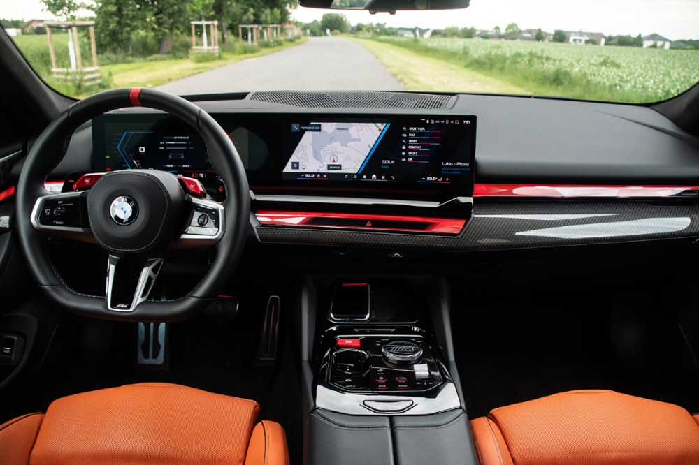 Interiér vrcholného modelu řady 5 zůstává příjemně civilní. Typ M5 se na první pohled liší v podstatě jen drobnostmi, jako jsou malá červená tlačítka na volantu pro uložení různých sportovních nastavení. To podstatné je skryté uvnitř Interiér vrcholného modelu řady 5 zůstává příjemně civilní. Typ M5 se na první pohled liší v podstatě jen drobnostmi, jako jsou malá červená tlačítka na volantu pro uložení různých sportovních nastavení. To podstatné je skryté uvnitř