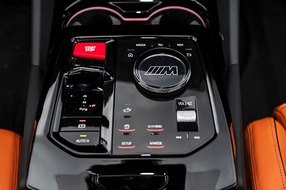 Dotyková tlačítka na středovém panelu slouží jako zkratka pro přístup do rozsáhlých menu různých nastavení. Charakter automobilu se dá měnit v neuvěřitelně širokém spektru Dotyková tlačítka na středovém panelu slouží jako zkratka pro přístup do rozsáhlých menu různých nastavení. Charakter automobilu se dá měnit v neuvěřitelně širokém spektru