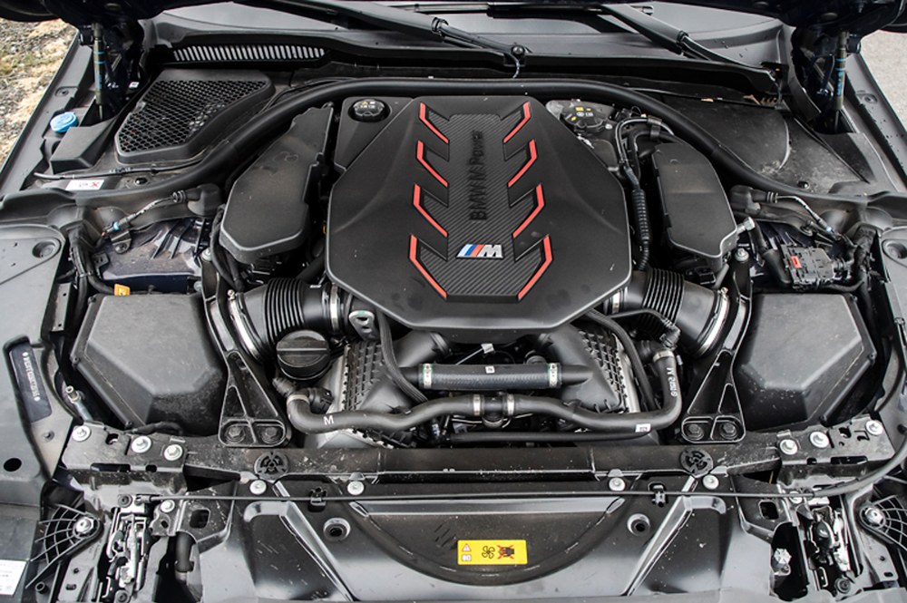 Osmiválcový agregát zůstal. V hybridním režimu jízdy vůz v testu vykázal spotřebu 9 l/100 km. Vzhledem k výkonu přes 700 koní je to výborná hodnota Osmiválcový agregát zůstal. V hybridním režimu jízdy vůz v testu vykázal spotřebu 9 l/100 km. Vzhledem k výkonu přes 700 koní je to výborná hodnota