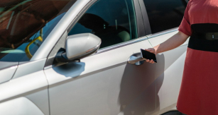 Záleží na typu vozu a telefonu. Buď je nutné telefon pro odemknutí vozu přiložit ke klice, nebo jej není třeba z kapsy vůbec vyjímat