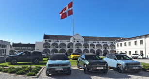 Hotelové nádvoří ve svém středu vždy hostí vítěze aktuálního ročníku. A držitelem titulu COTY 2025 je zatím stále Renault 5. Na snímku mu dělají společnost koncernové Dacie, Alpine a Renaulty 4. Jde o shodu náhod, protože jednotlivá parkovací místa se losují