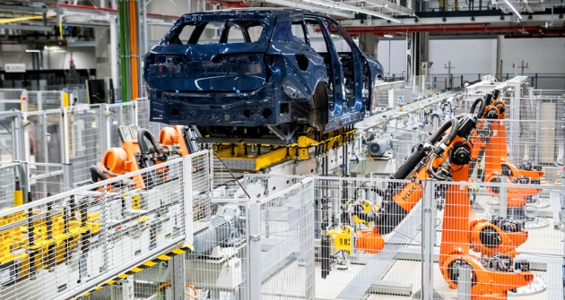Nalakované karoserie převážejí z lakovny na výrobní linku automatické dopravníky