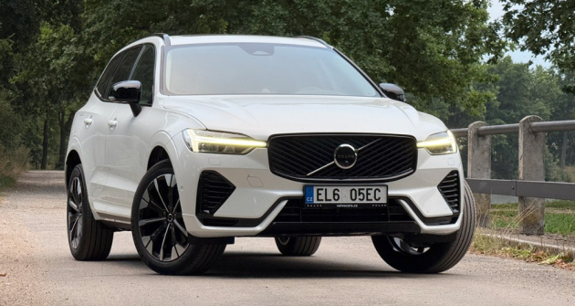 Maska chladiče dostala po modernizaci kombinaci šikmých lamel ladících se znakem Volvo Maska chladiče dostala po modernizaci kombinaci šikmých lamel ladících se znakem Volvo