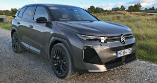 Místo důsledně zaoblených ploch ­přichází hra s ostrými hranami. Vůz působí sebevědomějším dojmem