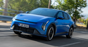 Jízdní vlastnosti EV4 jsou na vysoké úrovni. Vůz je zároveň mimořádně dobře odhlučněný