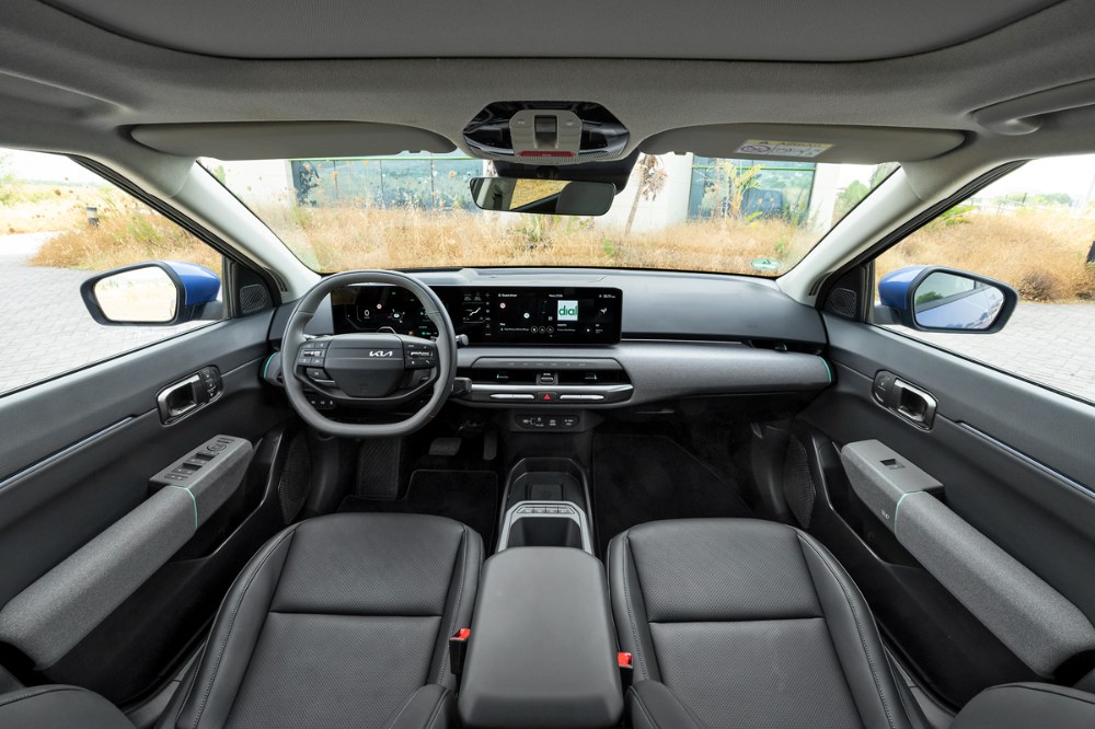 Kia EV4 je standardně vybavena dvouramenným volantem s multifunkčním ovládáním. Palubní desku tvoří trojice LCD displejů Kia EV4 je standardně vybavena dvouramenným volantem s multifunkčním ovládáním. Palubní desku tvoří trojice LCD displejů