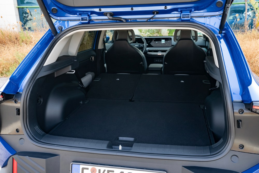 Základní objem zavazadlového prostoru hatchbacku je o 55 litrů menší než u sedanu, ale nabízí výrazně lepší využitelnost Základní objem zavazadlového prostoru hatchbacku je o 55 litrů menší než u sedanu, ale nabízí výrazně lepší využitelnost