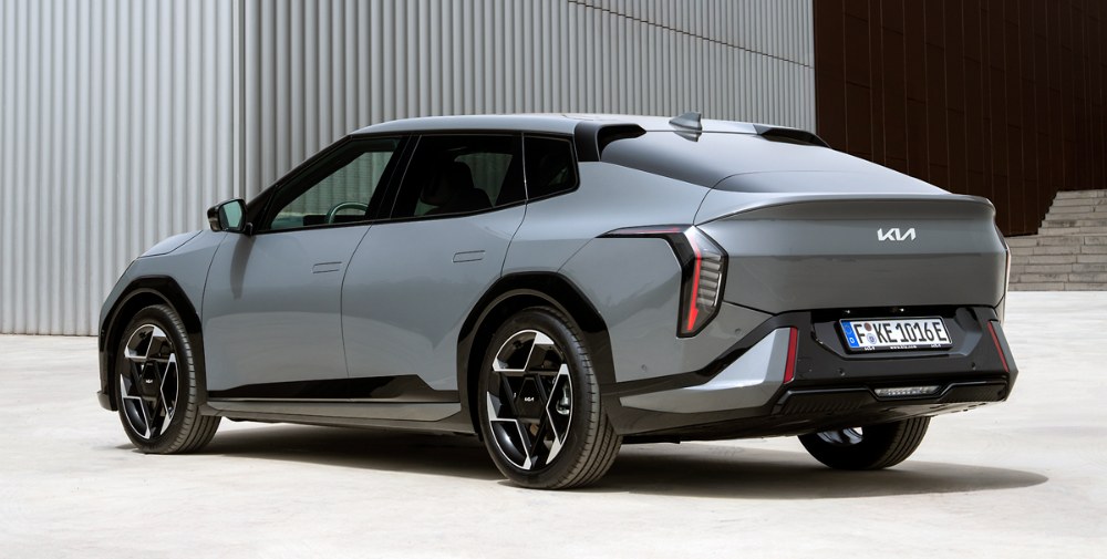 Přestože jde koncepčně o tříprostorový sedan, Kia tento model označuje jako Fastback. Jeho jízdní projev je proti hatchbacku více komfortní Přestože jde koncepčně o tříprostorový sedan, Kia tento model označuje jako Fastback. Jeho jízdní projev je proti hatchbacku více komfortní