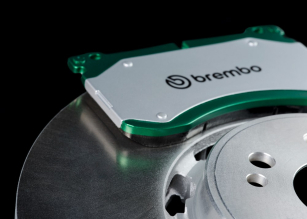 Speciální tvrdý povrch kotoučů vyžaduje zvláštní brzdové destičky, které byly vyvinuty na míru tomuto řešení