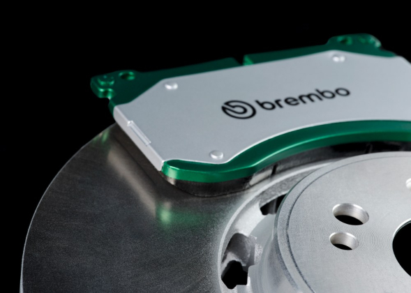 Speciální tvrdý povrch kotoučů vyžaduje zvláštní brzdové destičky, které byly vyvinuty na míru tomuto řešení