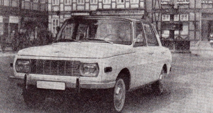 Jednoduchá mřížka chladiče a čtyřhranné světlomety dávají vozu nový moderní výraz