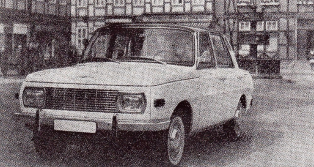 Jednoduchá mřížka chladiče a čtyřhranné světlomety dávají vozu nový moderní výraz