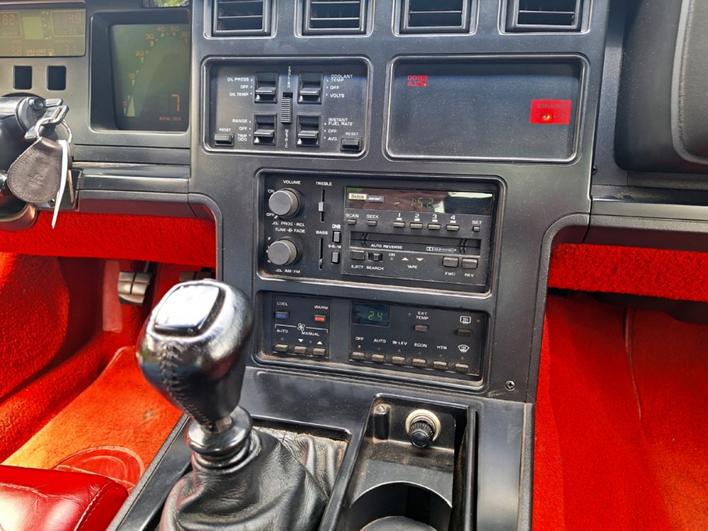 Elektronická výbava je na polovinu 80. let mimořádná. Nechybí v ní vestavěný audiosystém s Dolby a přehrávačem kazet (uprostřed), automatická digitální klimatizace (dole) ani panel palubního počítače (nahoře)