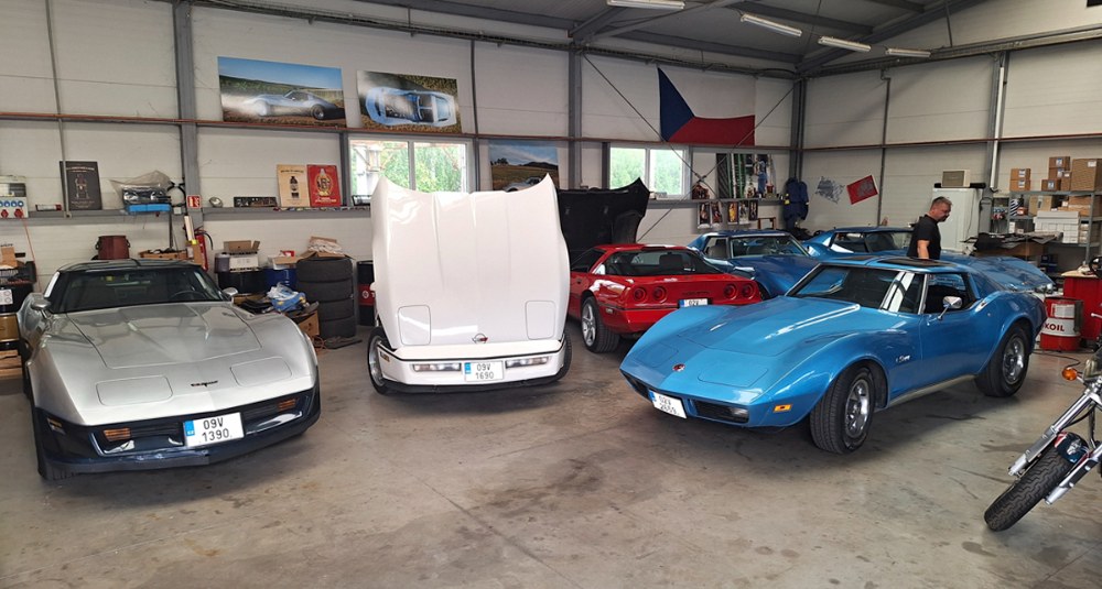 Pan Koníček původně chtěl dodávku s motorem Small Block 5,7 litru, s nimiž pracuje v elektrocentrálách, nakonec má tucet Corvette s tímto agregátem. K tomuto příběhu se vátíme příště