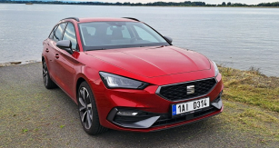 Na břehu Vodního díla Gabčíkovo. Leon se ukázal jako pohodlný a praktický společník na dlouhých cestách