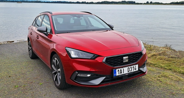 Na břehu Vodního díla Gabčíkovo. Leon se ukázal jako pohodlný a praktický společník na dlouhých cestách