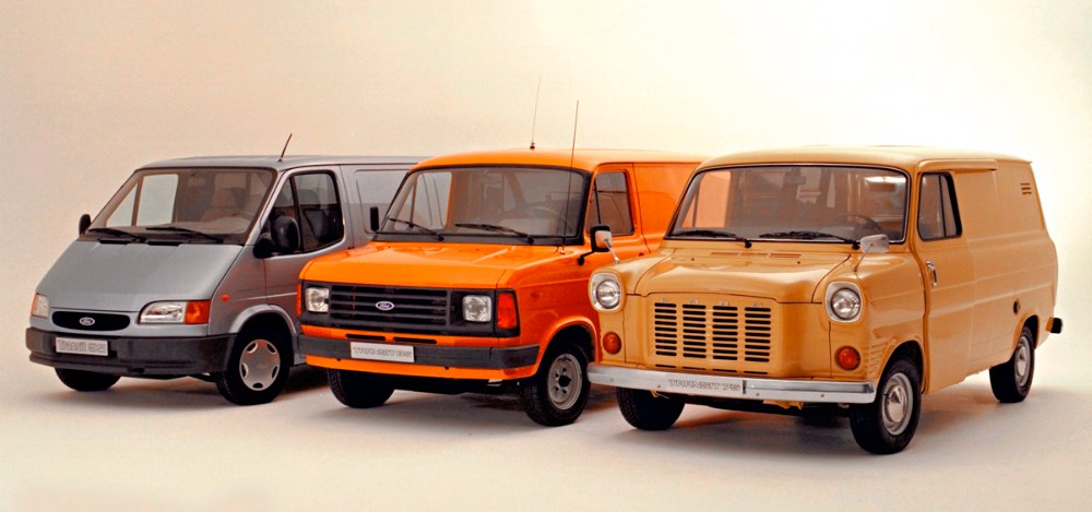 Snímek z rodinného alba. Zprava Transit první generace z roku 1972 s „dieselem“, benzínový facelift (1978) a modernizovaná druhá generace z roku 1994 Snímek z rodinného alba. Zprava Transit první generace z roku 1972 s „dieselem“, benzínový facelift (1978) a modernizovaná druhá generace z roku 1994