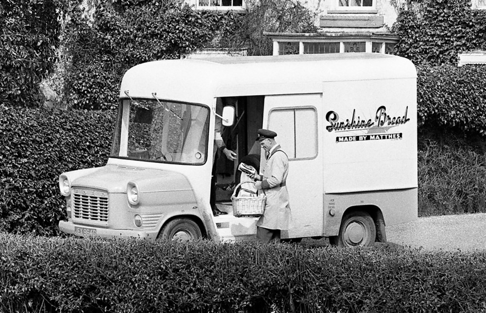 Transit přestavěný v roce 1970 pro potřeby pekařství Matthes. Prodloužená příď byla určena verzím s „diesely“ a šestiválci Transit přestavěný v roce 1970 pro potřeby pekařství Matthes. Prodloužená příď byla určena verzím s „diesely“ a šestiválci