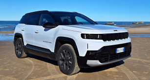 V této kontrastní barevné kombinaci vyniknou robustní proporce se znaky typickými pro vozy značky Jeep. V pozadí druhoválečné bunkry, jež postupně pohlcuje moře