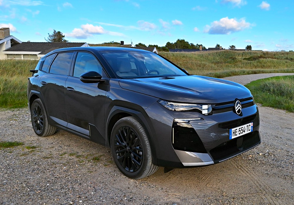 Citroën C5 – Druhá generace typu C5 Aircross završila modelovou obměnu značky Citroën, a zároveň se stala její vlajkovou lodí. Sdílí svůj mechanický základ v podobě platformy STLA Medium s řadou dalších typů koncernu Stellantis. Osloví zaměřením na komfort, znatelným z měkkého podvozku i huňatého textilního obložení. Základem je mild hybrid 1,2 l/107 kW, mezistupněm čtyřválcový PHEV 1,6 l/143 kW a zastánce elektřiny osloví dva modely s akumulátorem 74 a 97 kWh a dojezdem až 679 km. Řazení je samočinné, pohon předních kol.